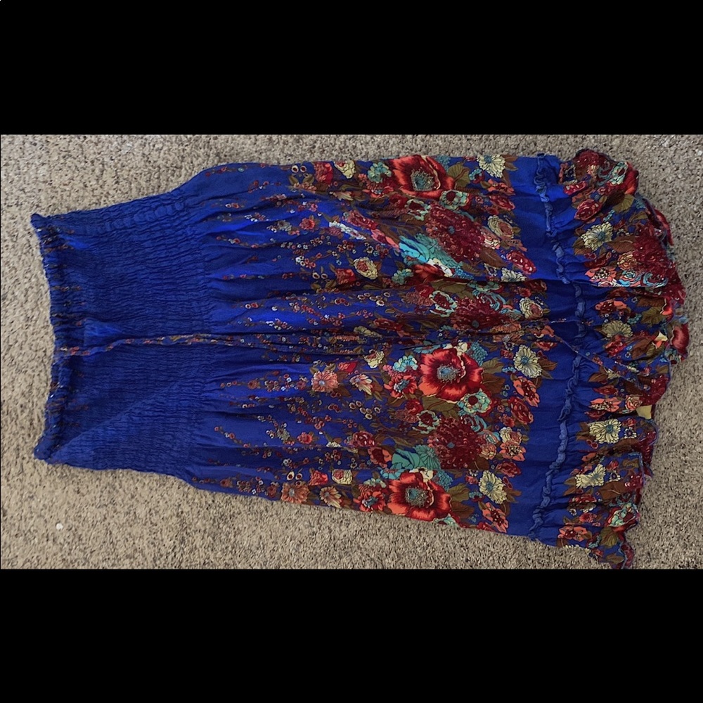A dress with neck straps with flow prints